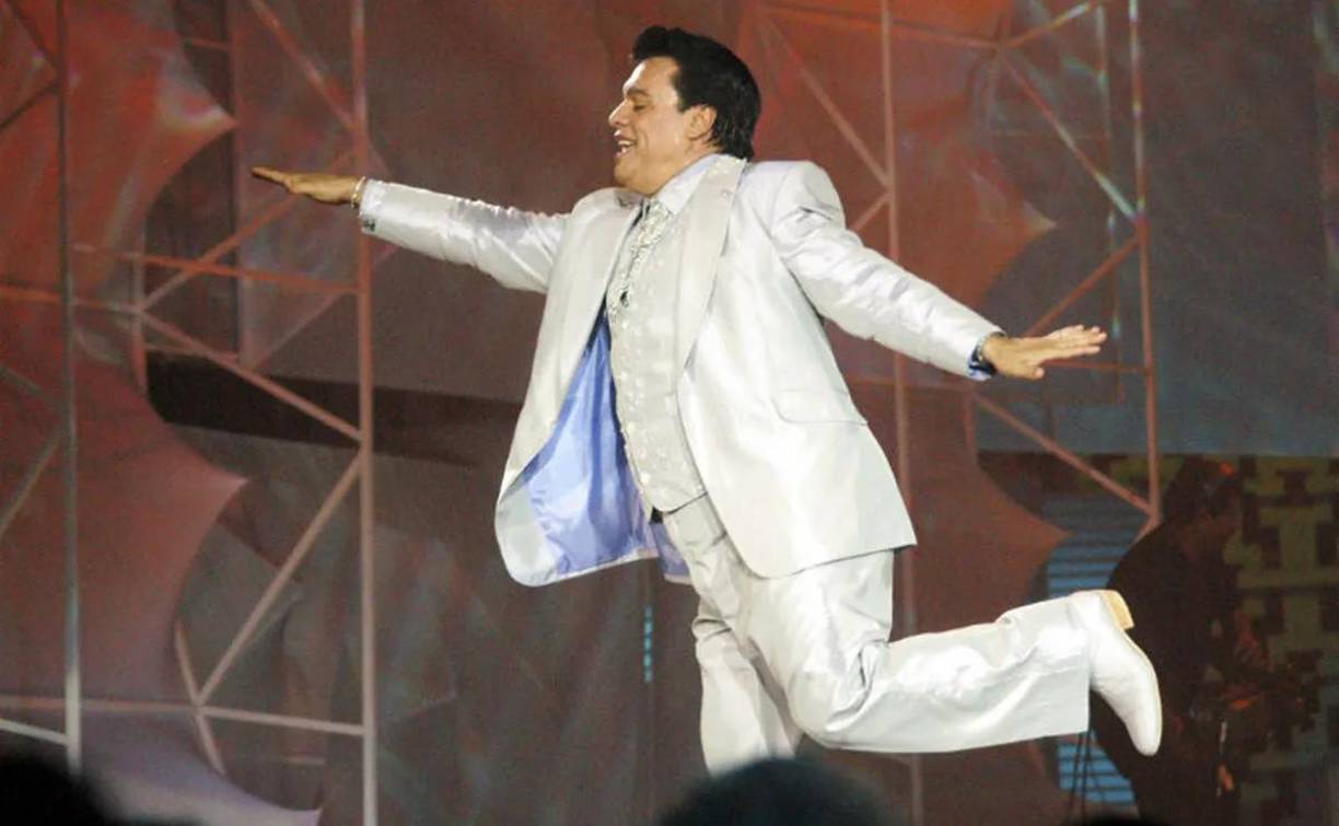 Por otro lado, la caída del ‘Divo de Juárez’ es la más recordada en las redes sociales, por ser de las primeras en volverse viral y por ser Juan Gabriel el protagonista del incidente. En 2005, el intérprete ofreció un concierto en Houston, Texas. Al hacer uno de sus característicos movimientos mientras su orquesta tocaba, sus piernas se enredaron y lo hicieron caer del escenario. 