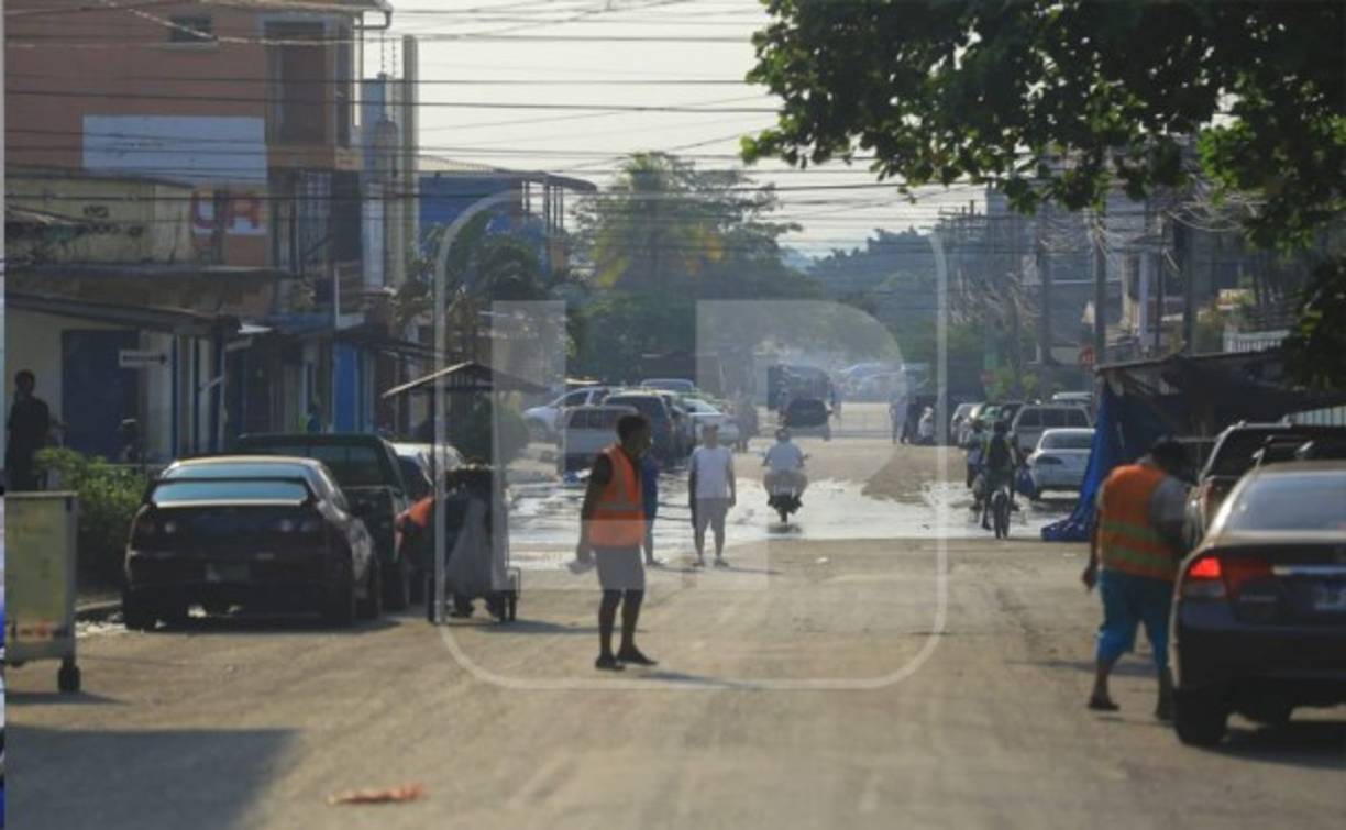 Los sampedranos aprovecharon también a realizar sus ventas para poder obtener un poco de dinero en medio de la crisis.