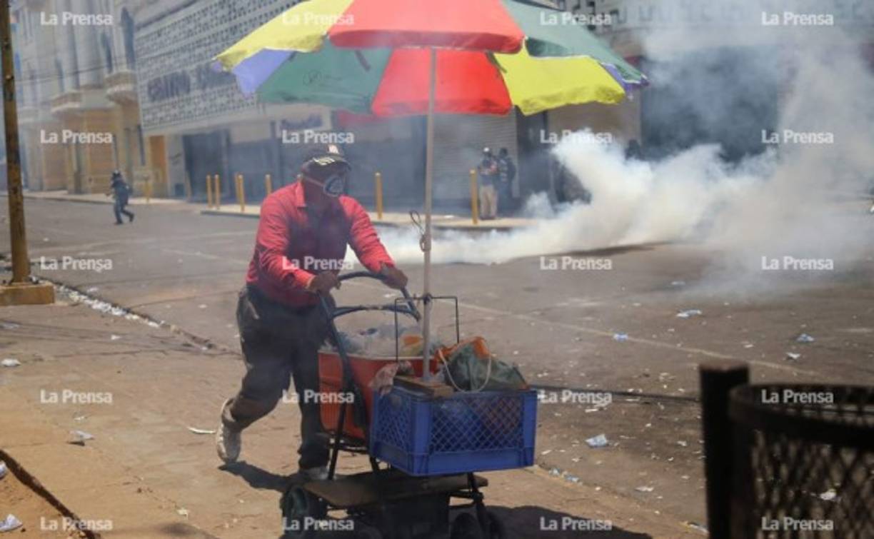 Vendedores ambulantes también resultaron afectados, para muchos de ellos fue un mal día porque no pudieron terminar de vender sus productos.