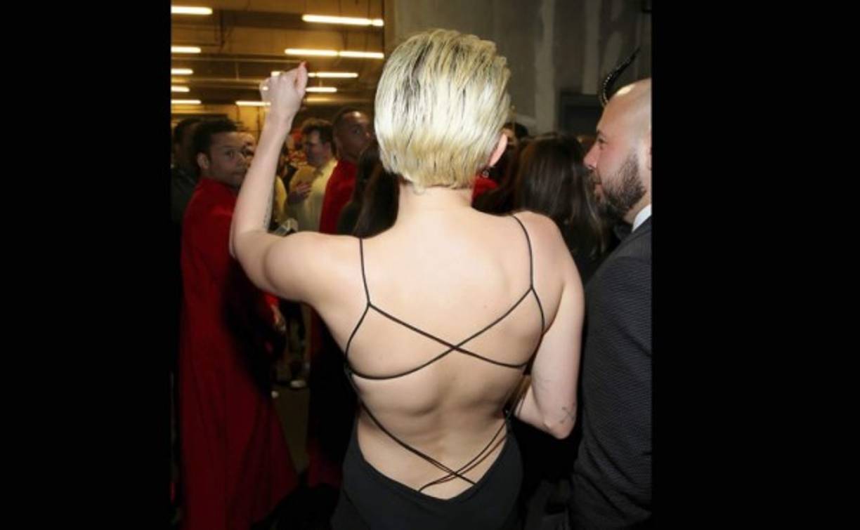 La espalda de MIley Cyrus.