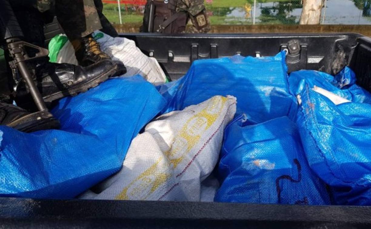 Los agentes retiraron de la casa los paquetes para proceder a contabilizarlos.