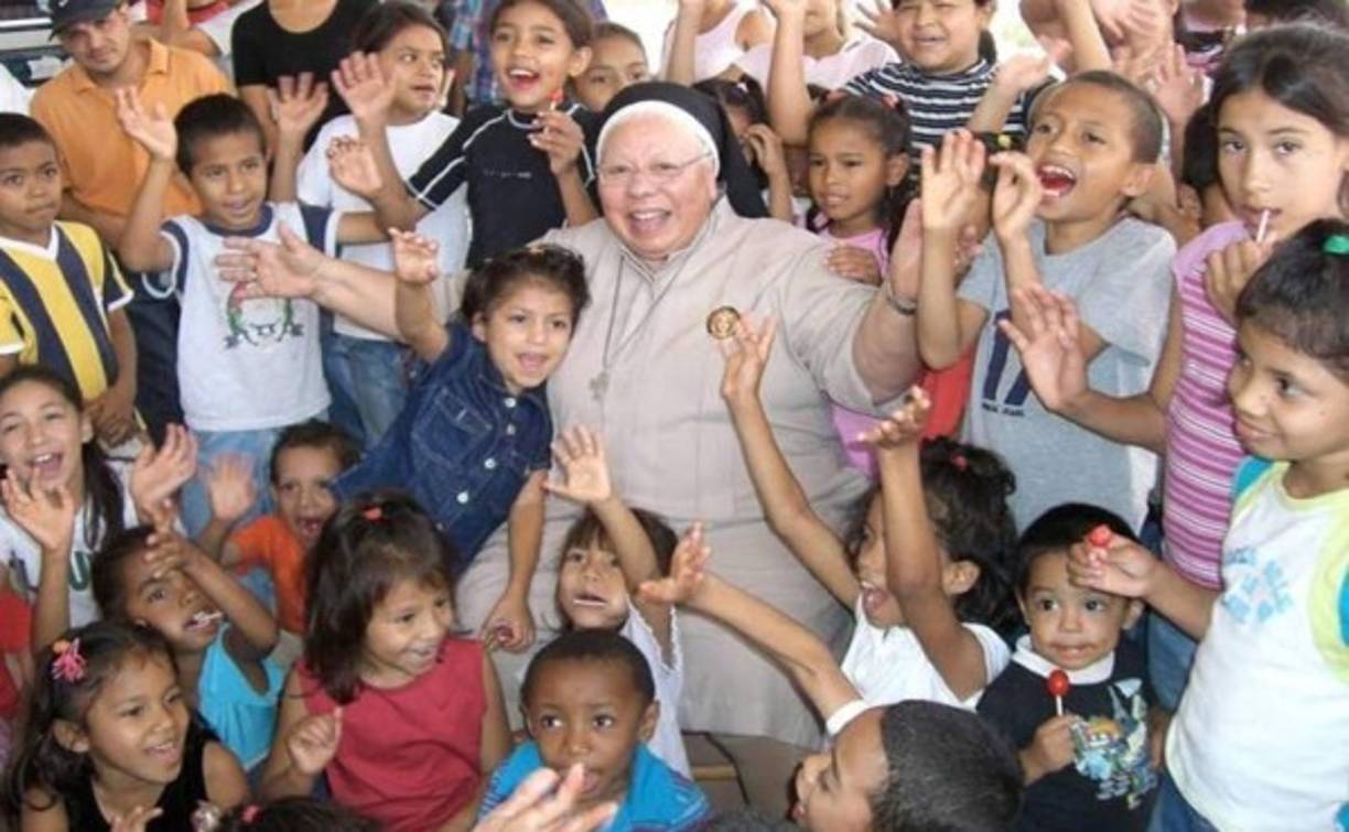 Sor María Rosa, a cambio de nada, ayudó a muchísimos niños abandonados y los ingresó a diferentes hogares para darles un refugio.