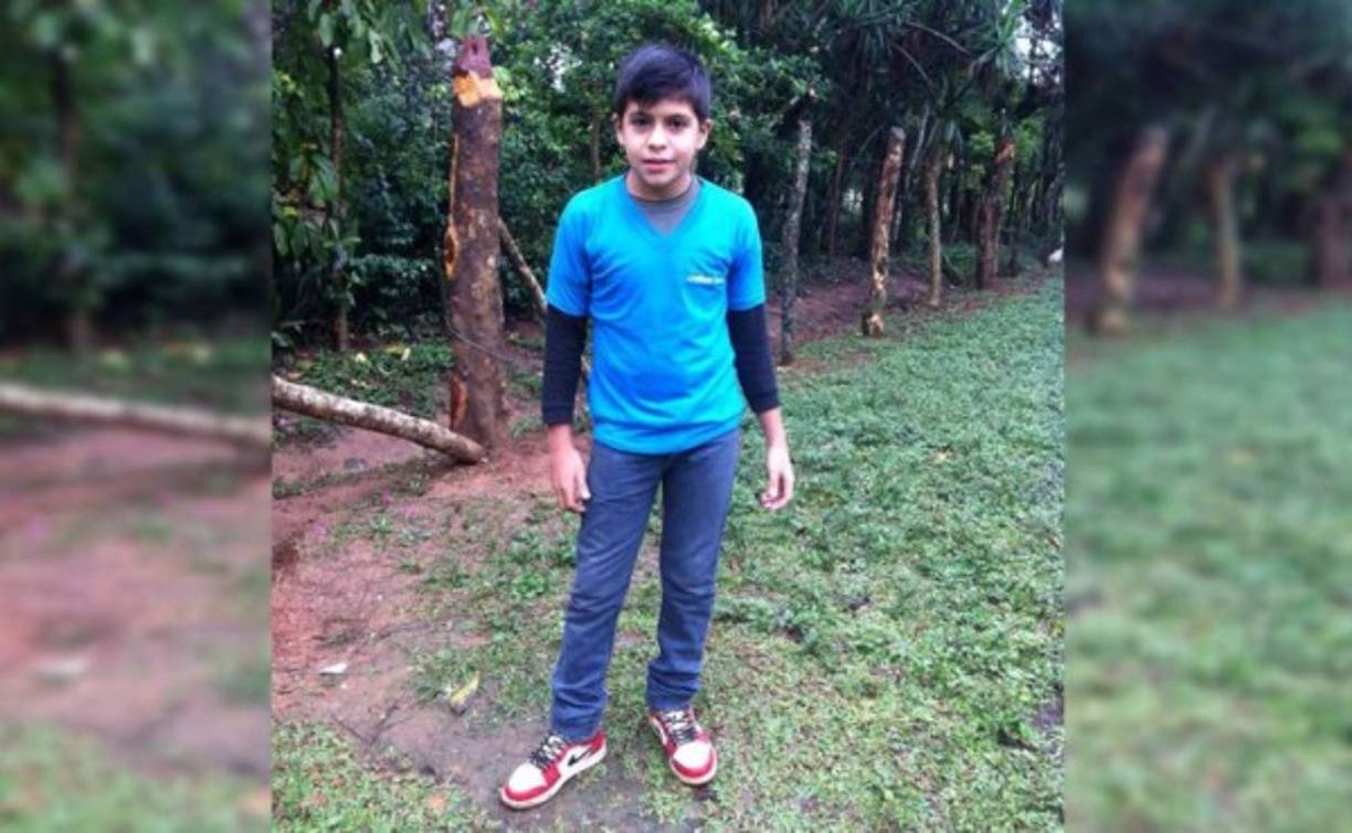 Un menor de 11 años y otro de 17 fueron reportados como desaparecidos este viernes por la madre de uno de ellos en la ciudad de Santa Bárbara, zona occidente de Honduras, sin embargo, horas después ella misma reconoció que halló una carta de despedida. La madre reveló que encontró una nota en la mesa de su casa que decía, entre otras cosas: Nos vamos de mojados, no nos busquen, queremos salir de la pobreza para no seguir sufriendo más. 'Decía que no lo buscaran, que no buscaran a las autoridades, que no lo llamaran porque no iba a contestar, que él iba buscando el sueño americano', apuntó Pineda.