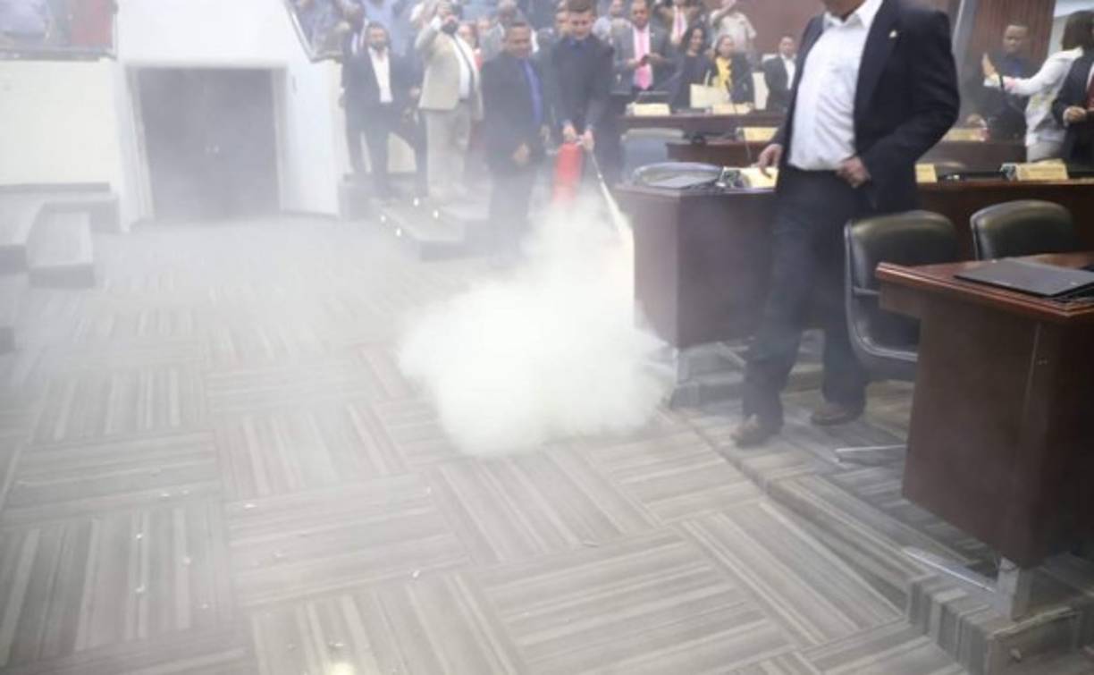 El Congreso se llenó de humo de los explosivos y de los extintores. El olor a pólvora se podía percibir.