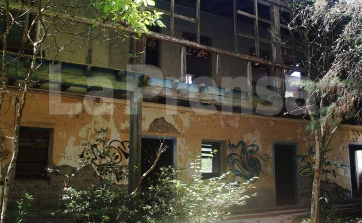 El pasado domingo seis de abril, Gloria Lizeth Izaguirre (42) fue encontrada muerta dentro de las instalaciones de este macabro edificio abandonado, en el sector de Corralitos, a inmediaciones de La Tigra.