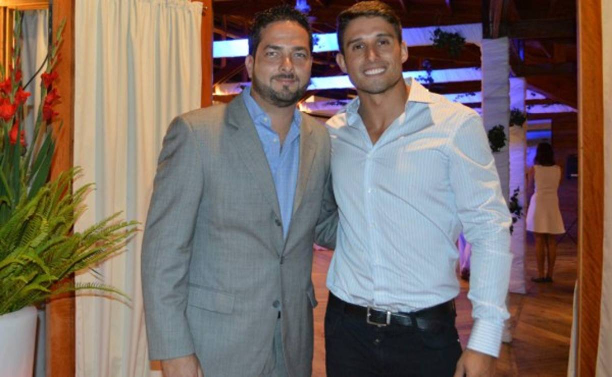 Emilio Maldonado y el gran anfitrión Phillip Schneider acogieron la espléndida velada social en Roatán.