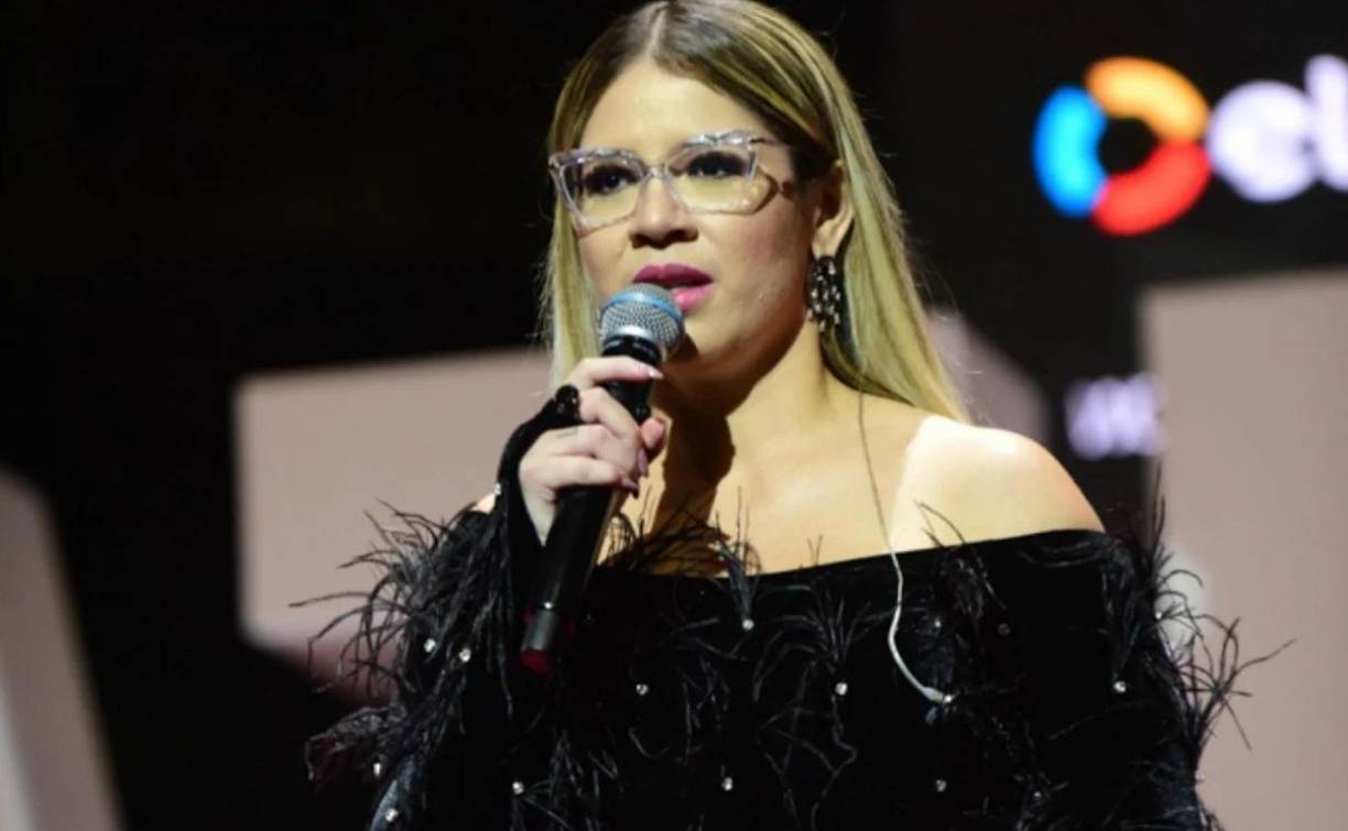 Los otros fallecidos son el productor de la artista, uno de sus tíos que también era su asesor y los dos pilotos del avión, informó la asesoría de Mendonça. Las TV locales mostraron a bomberos trabajando para retirar los cuerpos del avión, que quedó encallado en un área rocosa junto a una cascada. 