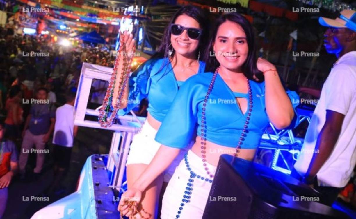 En el carnaval ceibeño también participaron conocidos grupos musicales nacionales, quienes contagiaron en pleno show.