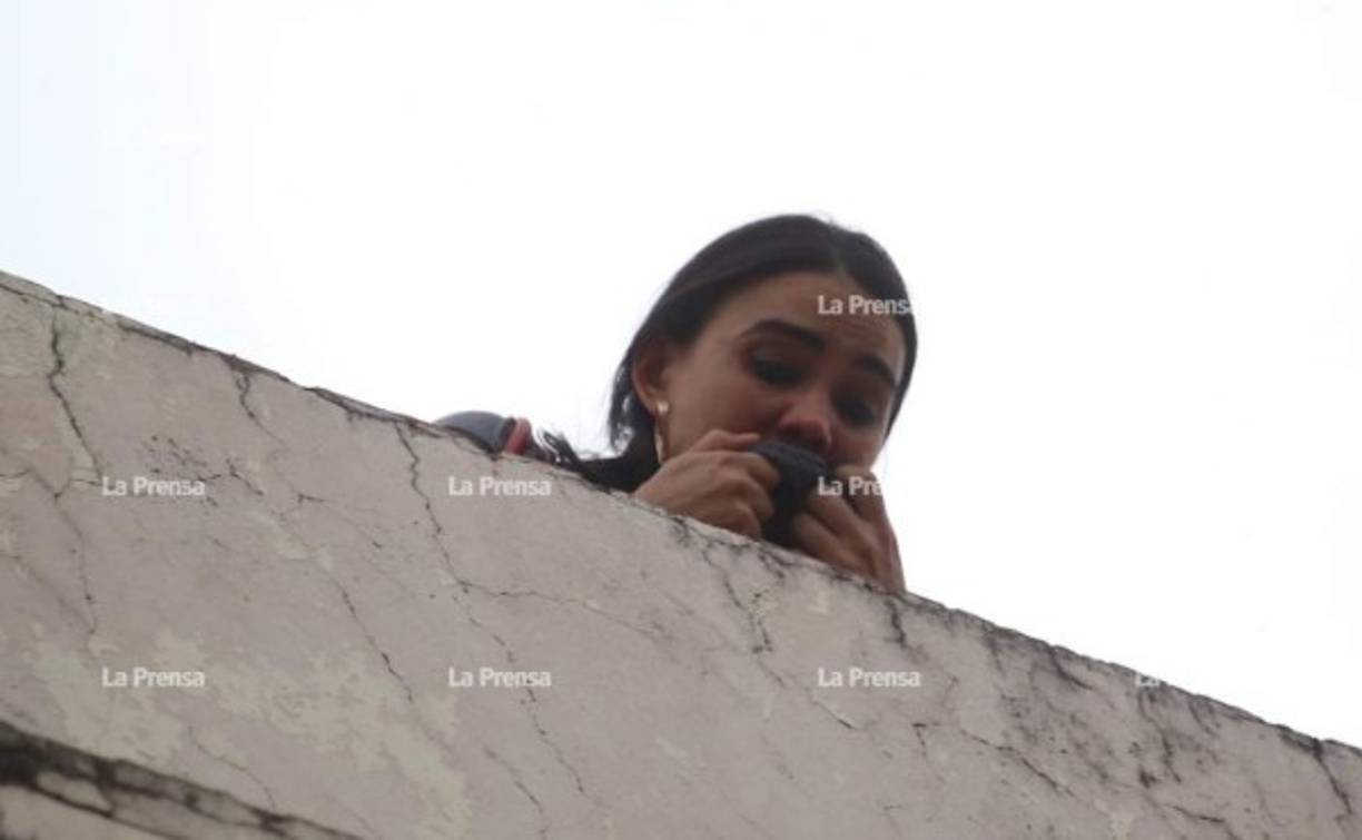 Una lluvia de piedras, gas lacrimógeno y 'toletazos' se reportan este lunes en Tegucigalpa, capital de Honduras, en el marco de una protesta contra la aprobación de los decretos de reestructuración en salud y educación.<br/><br/>La imagen muestra los momentos de pánico se vivían en la terraza del edificio municipal en la capital.