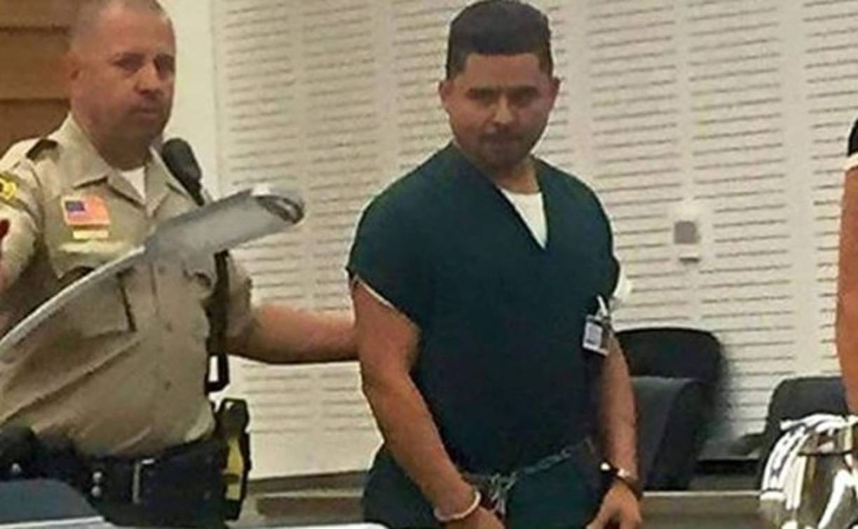 Esposado y vistiendo el uniforme verde de los presos del Centro de Detención West Valley, el cantante de narcocorridos compareció acompañado por dos abogados y una intérprete.<br/><br/>