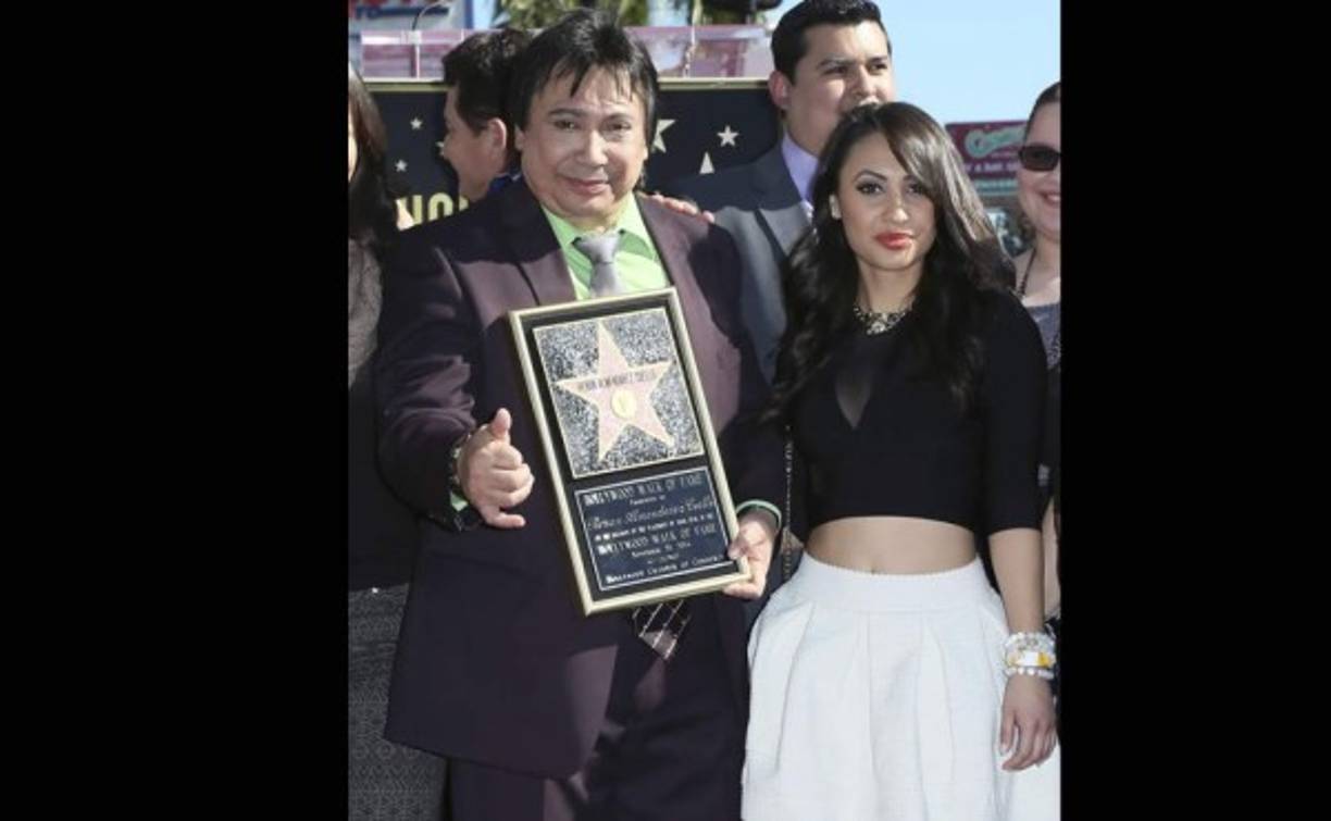 Raisa nació y se creció en Southern California, hija de Renan Almendarez Coello y Virginia Almendarez.