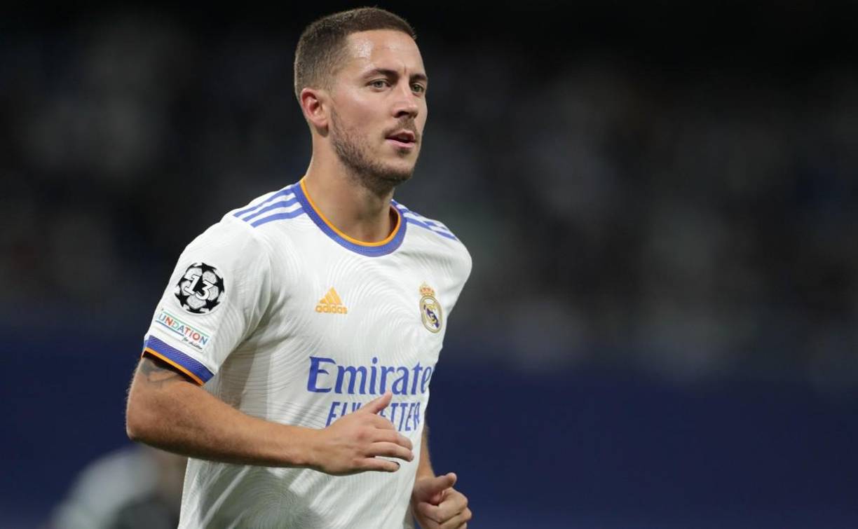 A pesar de que los rumores señalaban que Eden Hazard podría dejar el Real Madrid en este mercado de transferencias, parece que el jugador tiene muy claro que nadie va a sacarle del club. El belga es consciente de que no entra en los planes de Ancelotti y aún así, está empeñado en cumplir su contrato, es decir, hasta el 30 de junio de 2024.