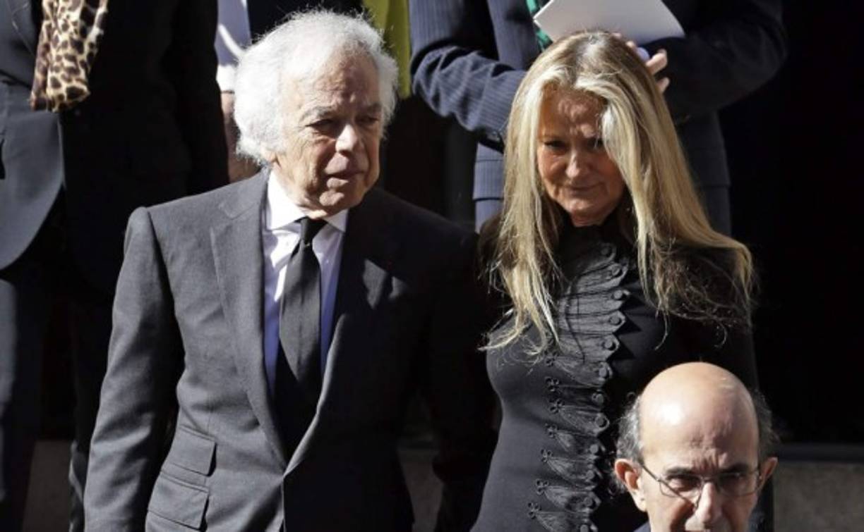El diseñador estadounidense Ralph Lauren (i) y su esposa, Ricky Lauren (dcha, en segundo término), salen de la iglesia de San Ignacio de Loyola en Park Avenue en Nueva York, Estados Unidos.