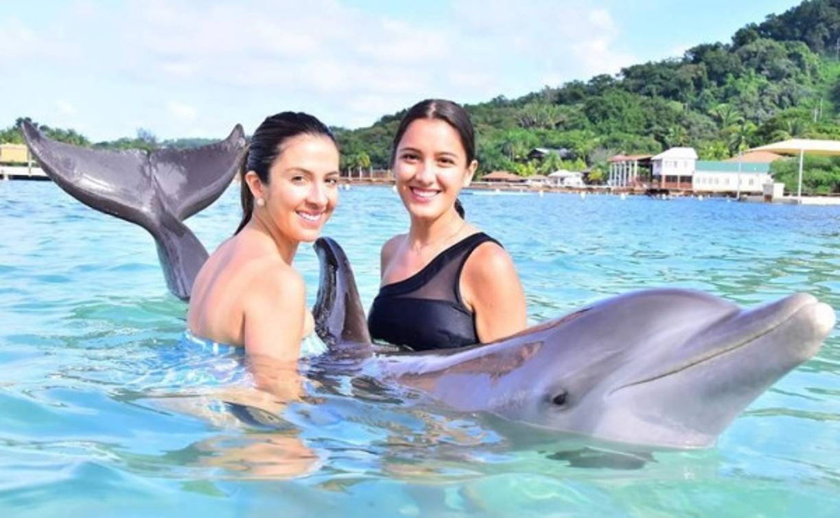 Interiano, famosa presentadora hondureña que triunfa en Univision, se dio unas vacaciones pre navideñas junto a su hermana Hena Sofía, de 16 años, y su madre, doña Hena, con quienes disfrutó de las bellezas de Islas de la Bahía.<br/>