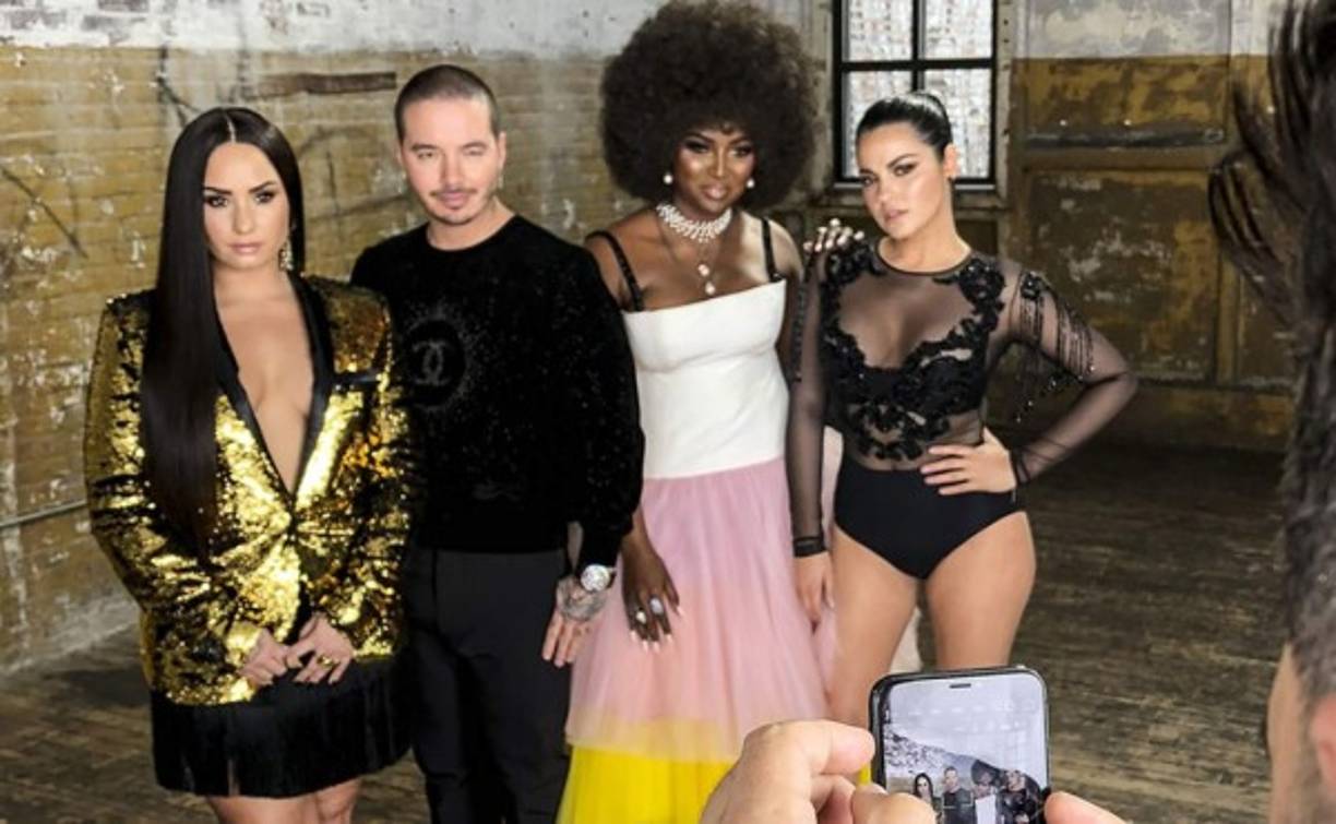 Los editores decidieron este año mostrar a los famosos en un ambiente relajado, dándoles la oportunidad de tomar su propia foto con el celular iPhone X.