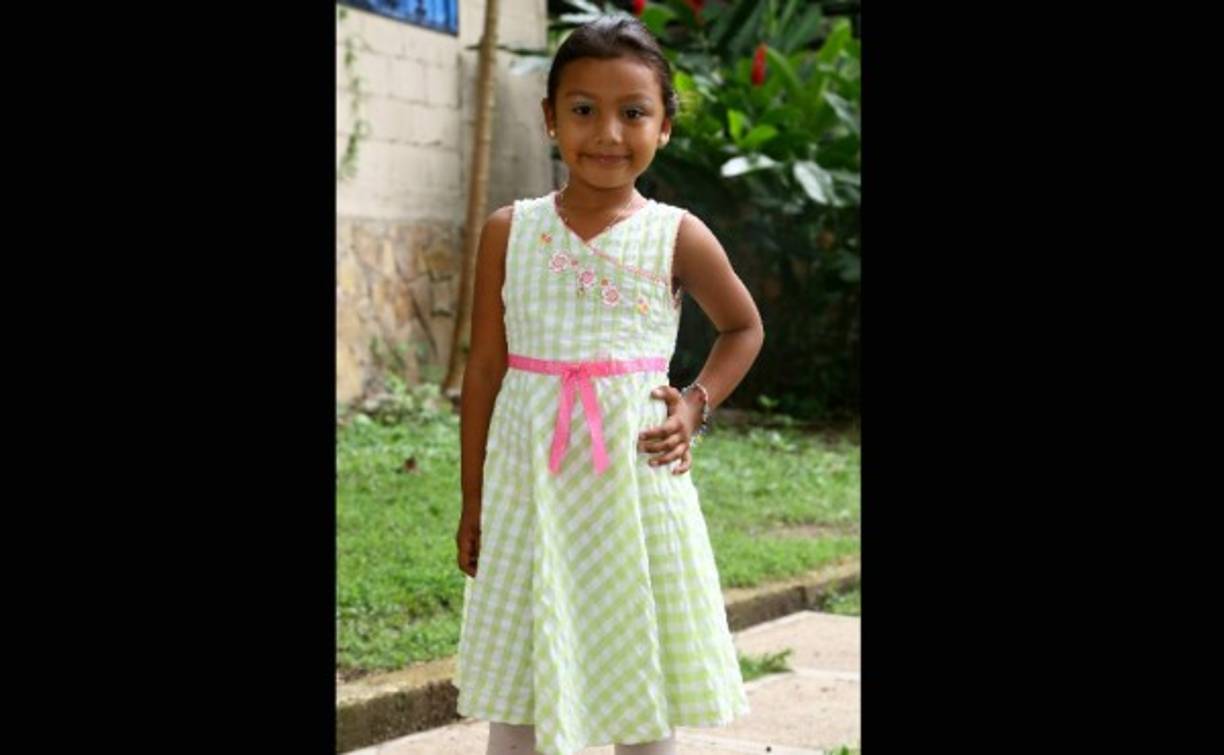 Annie Gómez: A sus seis años representa a la colonia Fesitranh.