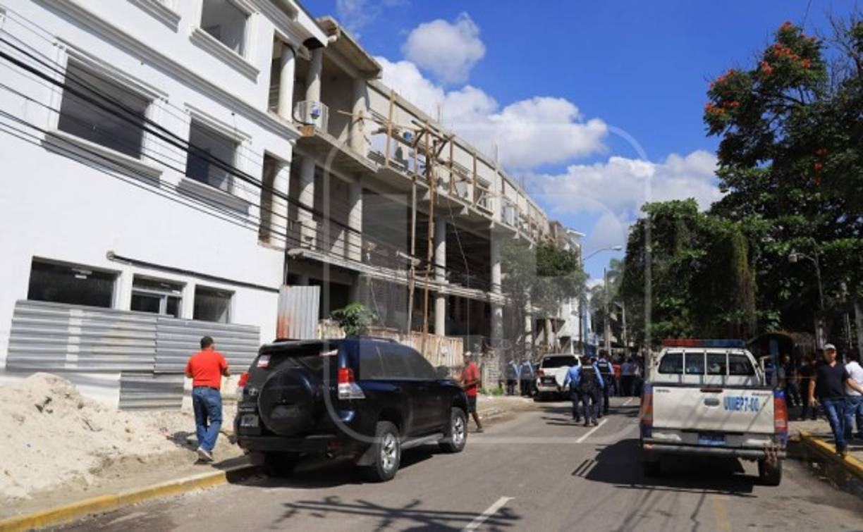 Los muertos son el empresario, tres guardaespaldas, un cliente y el empleado del edificio.