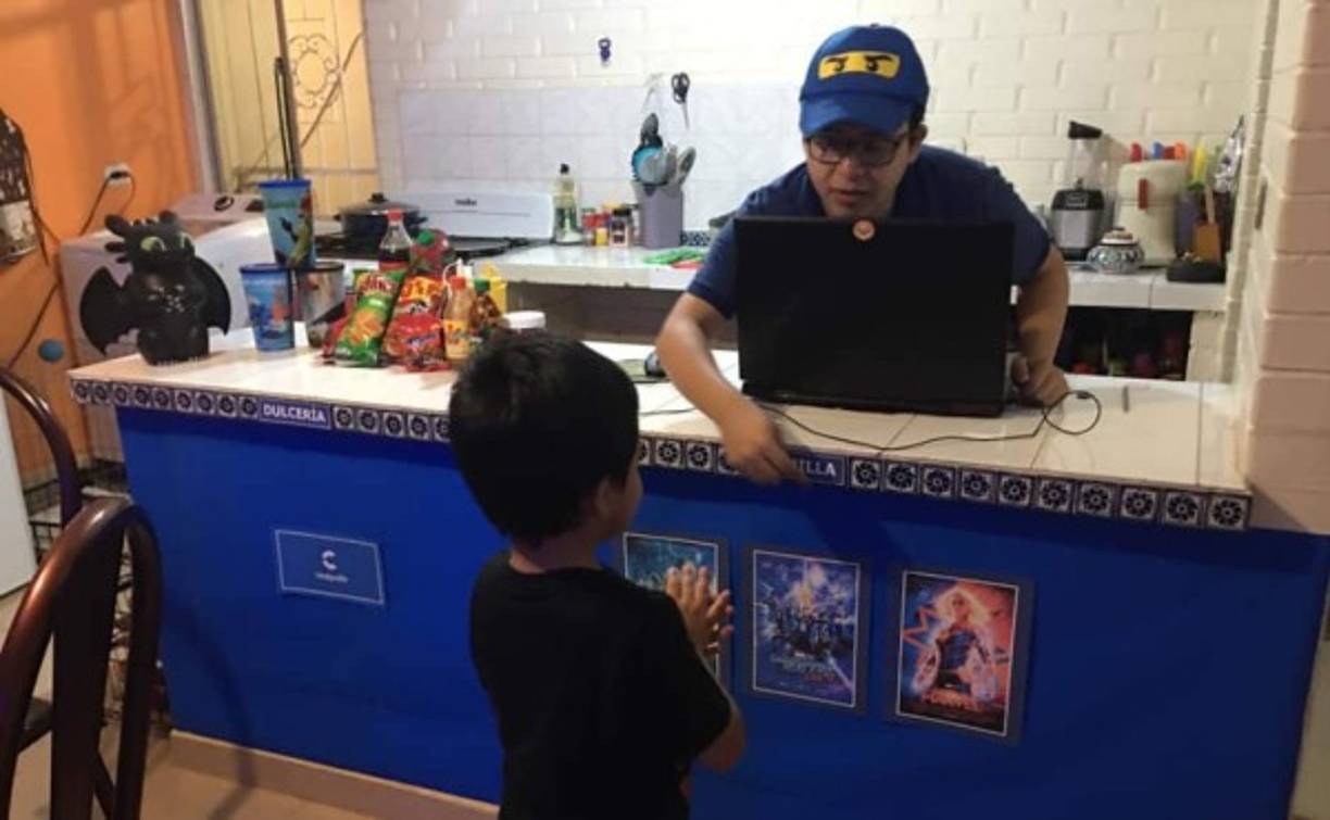 Una historia viral está ganándose el corazón de miles de internautas en las redes sociales, y es que un padre hizo realidad el sueño de su hijo de ir al cine en medio de la crisis por el coronavirus. Con la diferencia de que esta vez, llevó el cine hasta la casa, un hermoso gesto que está rompiendo las redes. <br/>