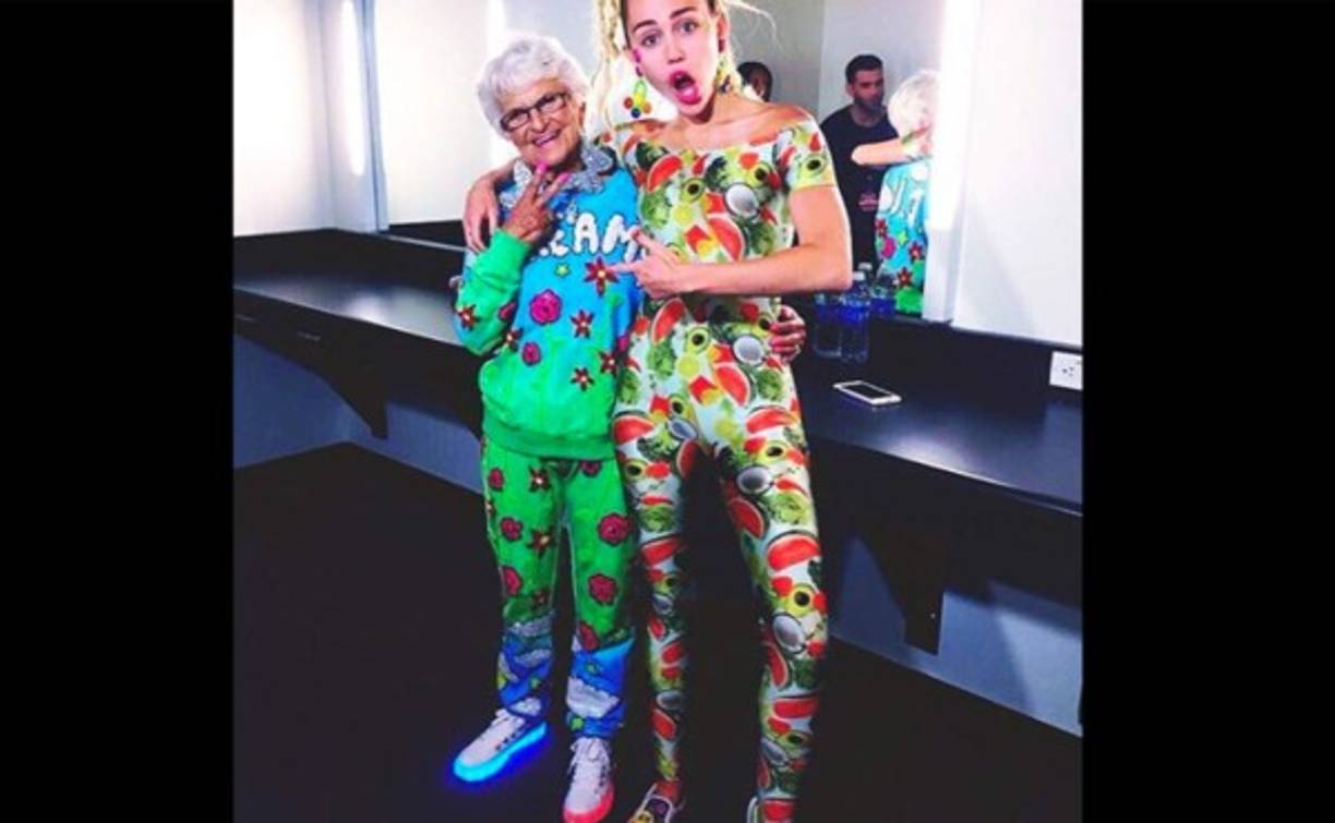 Helen Van Winkle, podría ser la abuela de 87 años más hippie de Instagram.