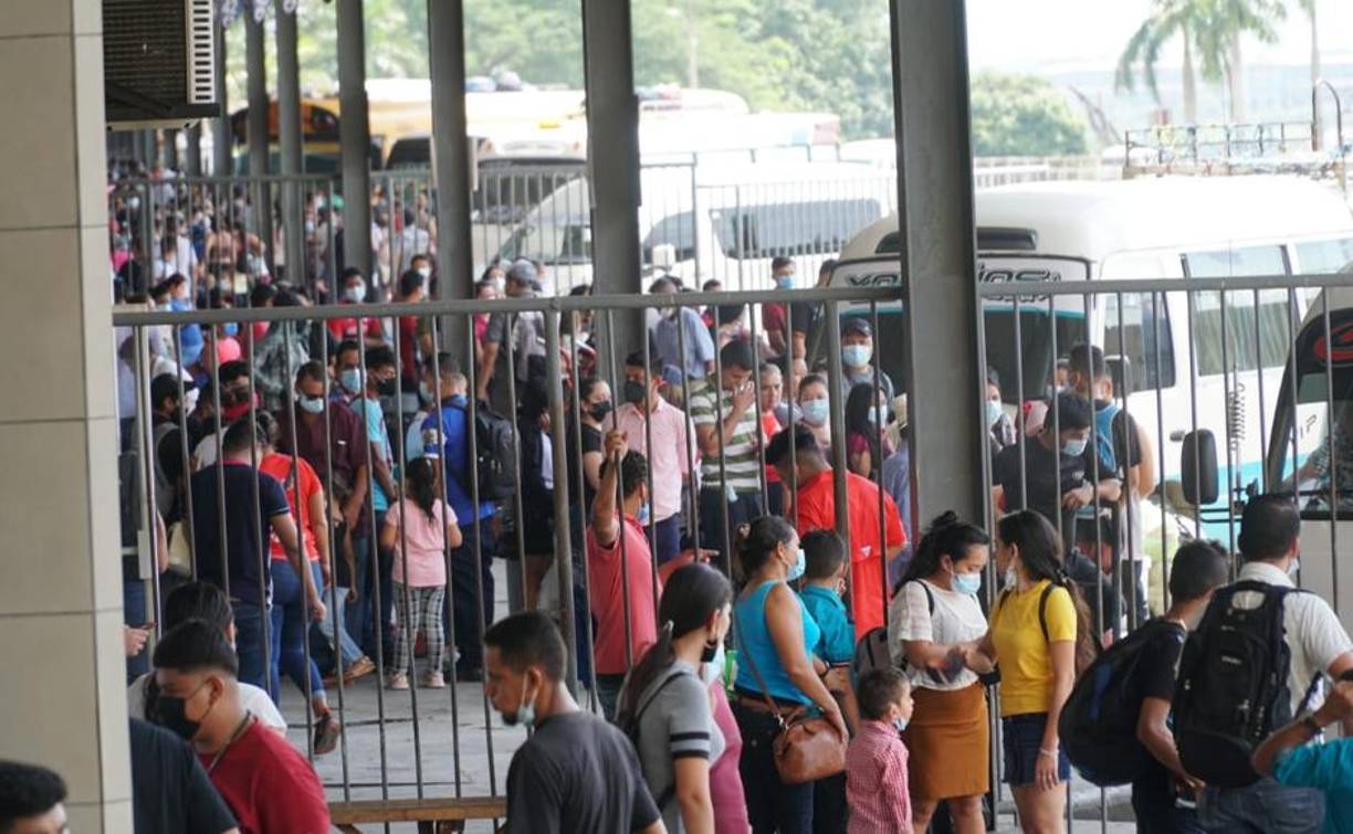 Aglomeración de pasajeros alistándose para salir en las unidades de transporte. 