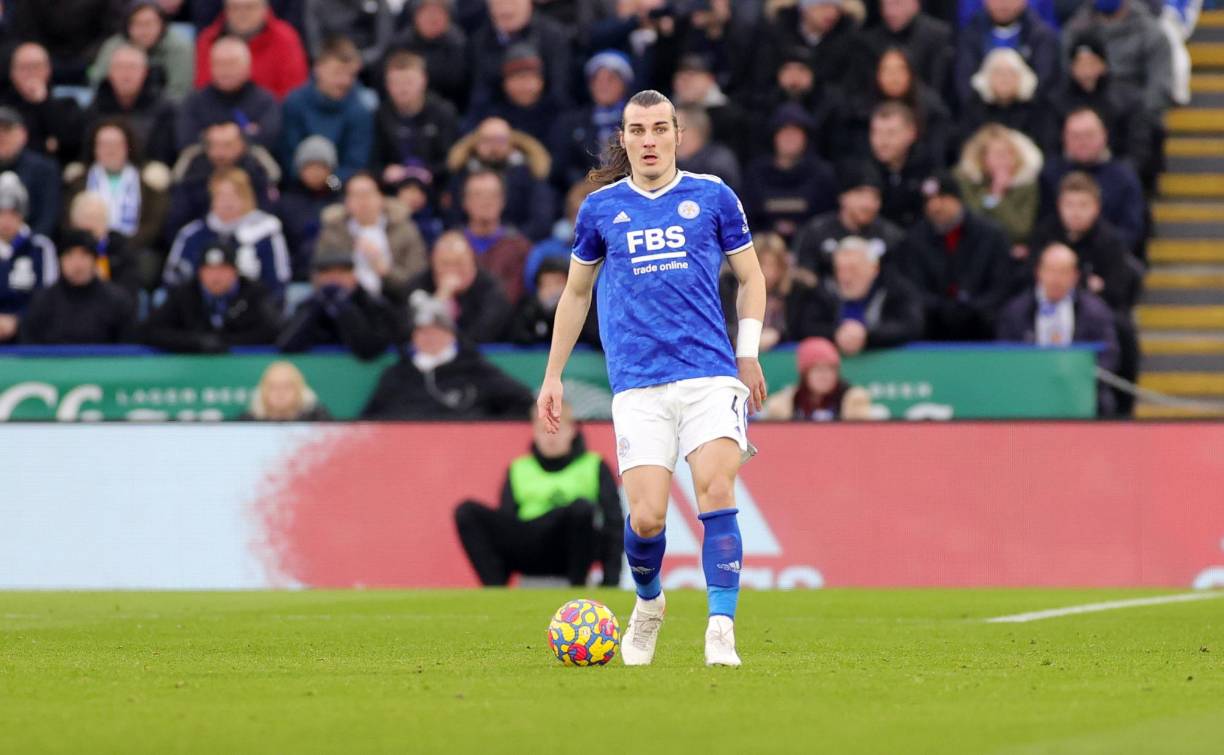 Fabrizio Romano revela que el defensor turco Caglar Söyüncü, ya completó su llegada al Atlético de Madrid procedente del Leicester. 