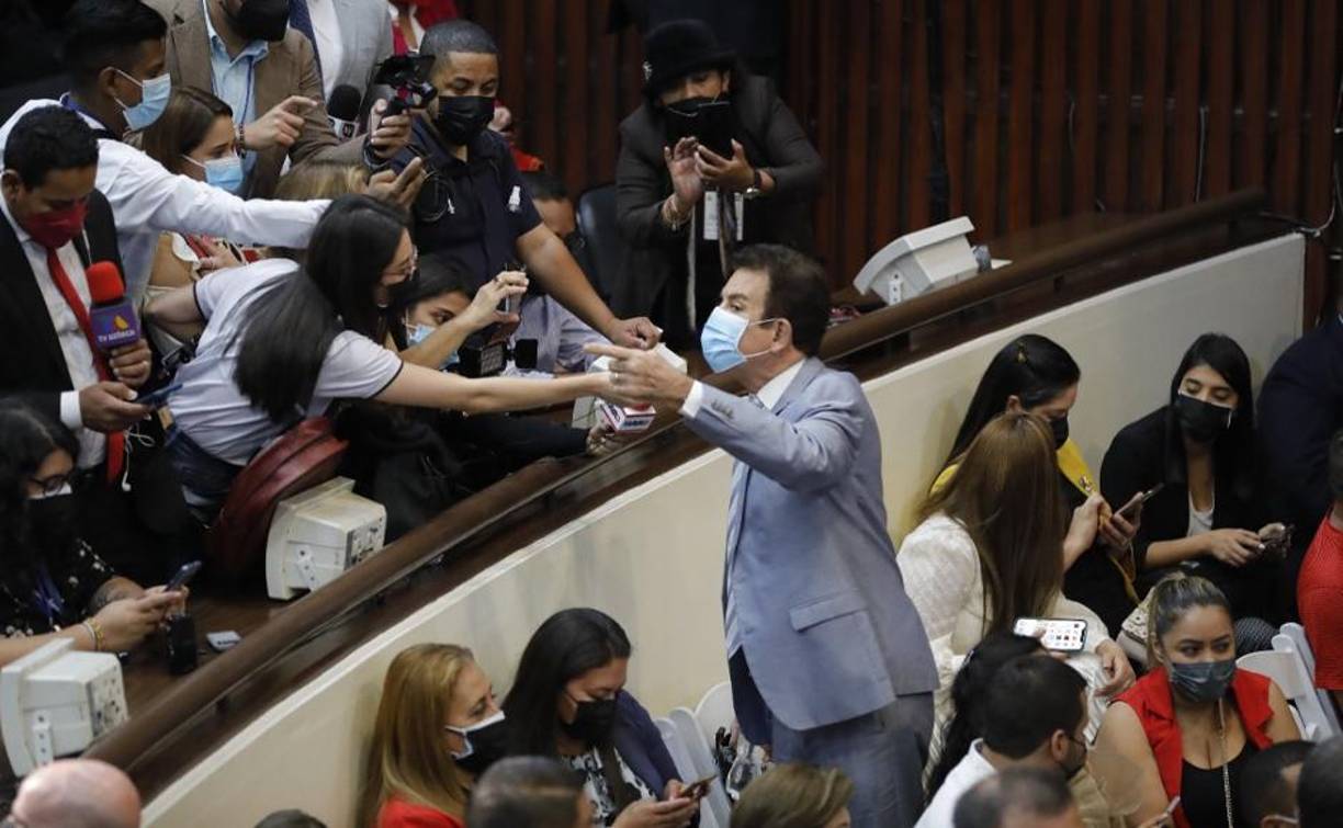 Las ceremonias, una en la sede del Legislativo, encabezada por Luis Redondo, y otra por la aplicación de videoconferencias Zoom, liderada por Jorge Cálix, se iniciaron hacia pasadas de las 7:00 am.