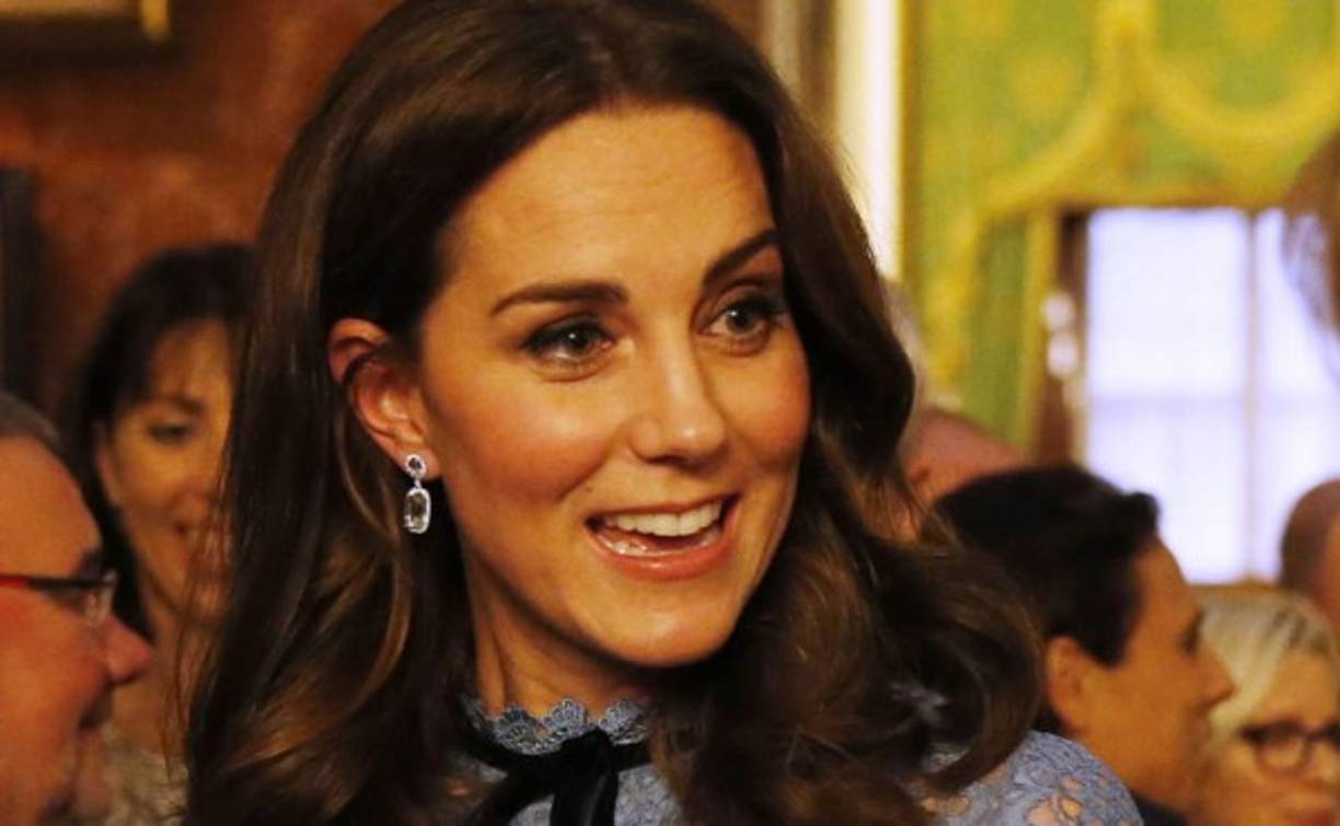 En su primera aparación oficial después de anunciar su embarazo, Kate Middleton acaparó todas las miradas en un evento llevado a cabo en el Palacio de Buckingham.