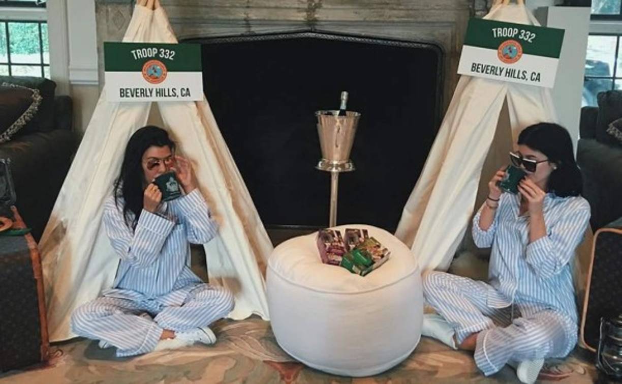 Posando con pijamas idénticas de rayas blancas y azules, las estrellas del show de telerrealidad Keeping Up with the Kardashians compartieron con sus seguidores detalles de la íntima reunión.