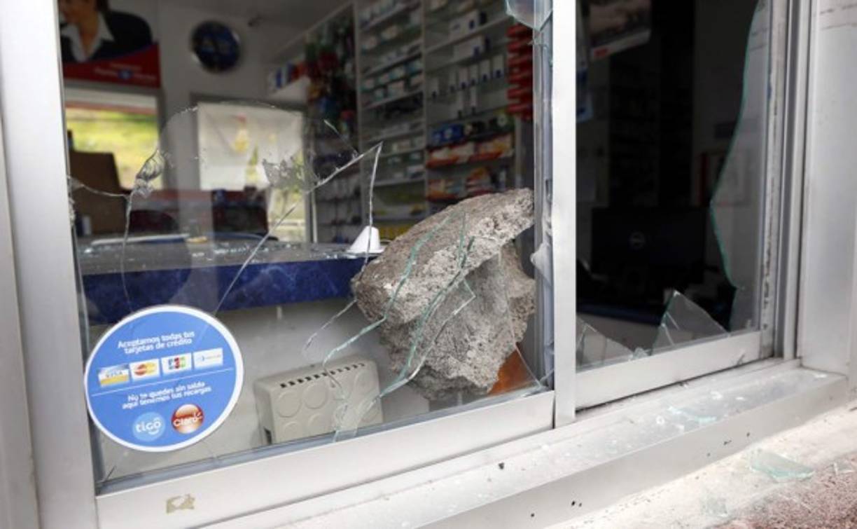 Vándalos utilizaron piedras para destruir vidrios de sucursales comerciales en la capital de Honduras.