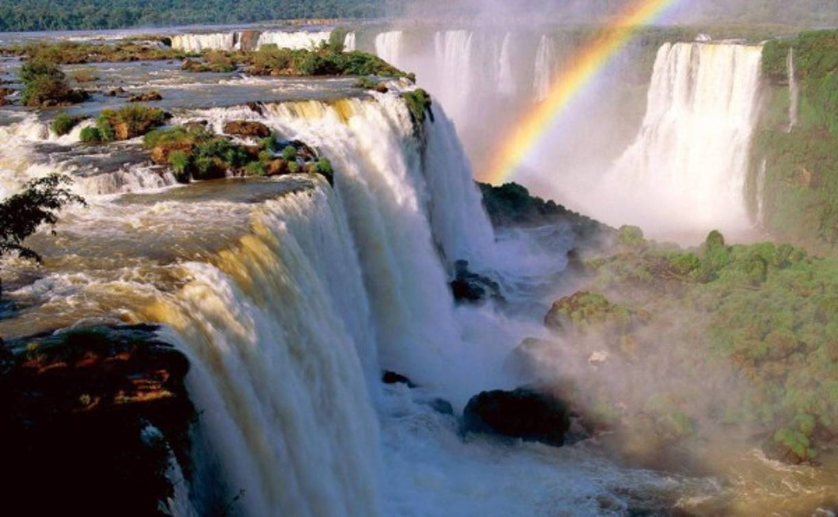 Las cataratas del Iguazú dividen a la Argentina de Brasil. Son otra de las atracciones turísticas más espectaculares en América Latina.
