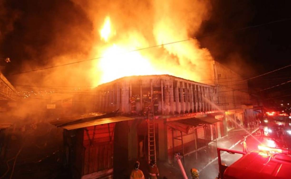 Miembros del Cuerpo de Bomberos llegaron a la cuarta avenida de Comayagüela para socorrer el incendio.