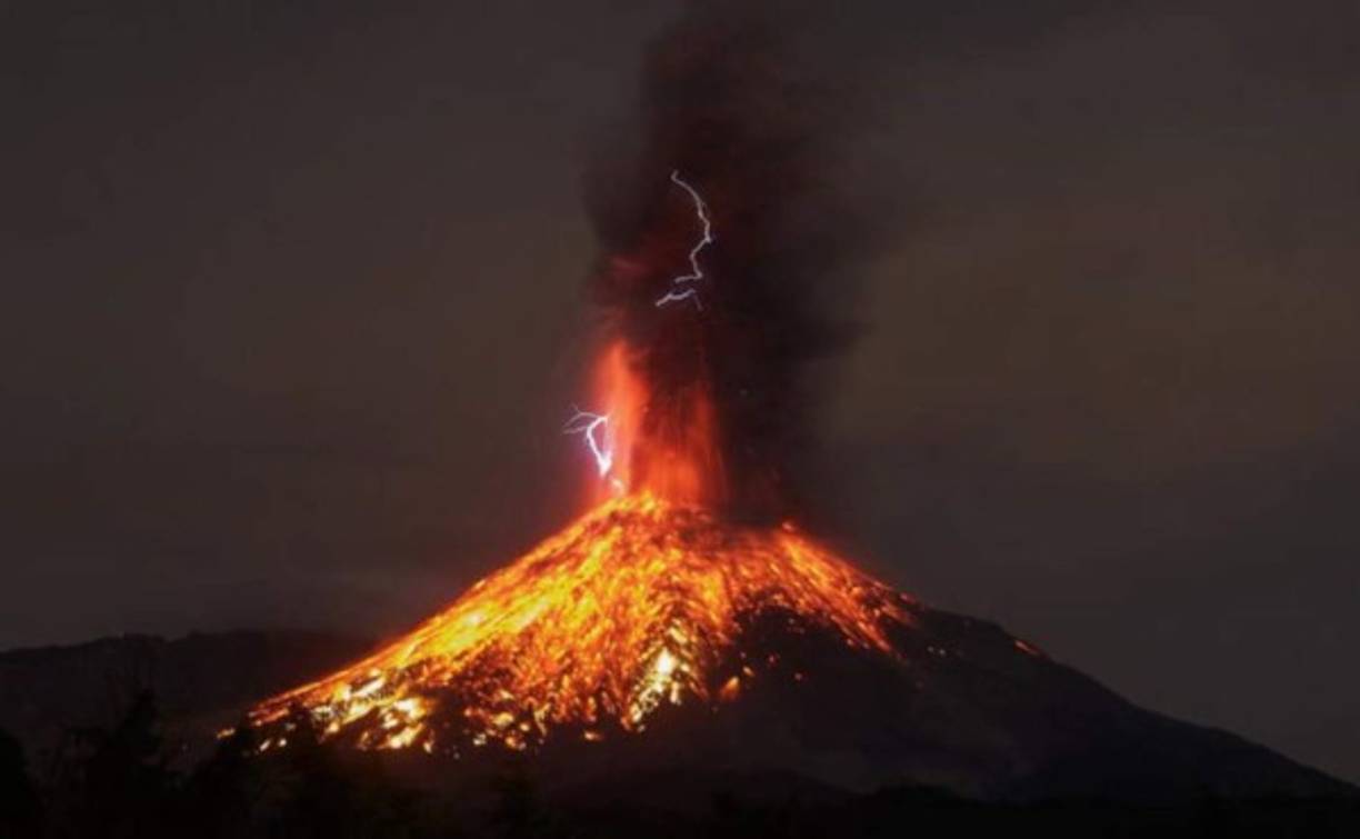 A raíz de esa erupción, el Anak Krakatau, que ahora se levanta a poco más de 110 metros por encima del nivel del mar, perdió cerca de 200 metros de altura.