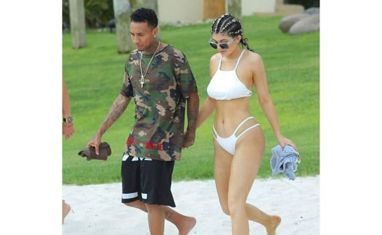 La hija de Kris Jenner continúa celebrando su cumpleaños 18 y ahora disfruta de las playas mexicanas junto a su novio Tyga, su hermana y más amigos.
