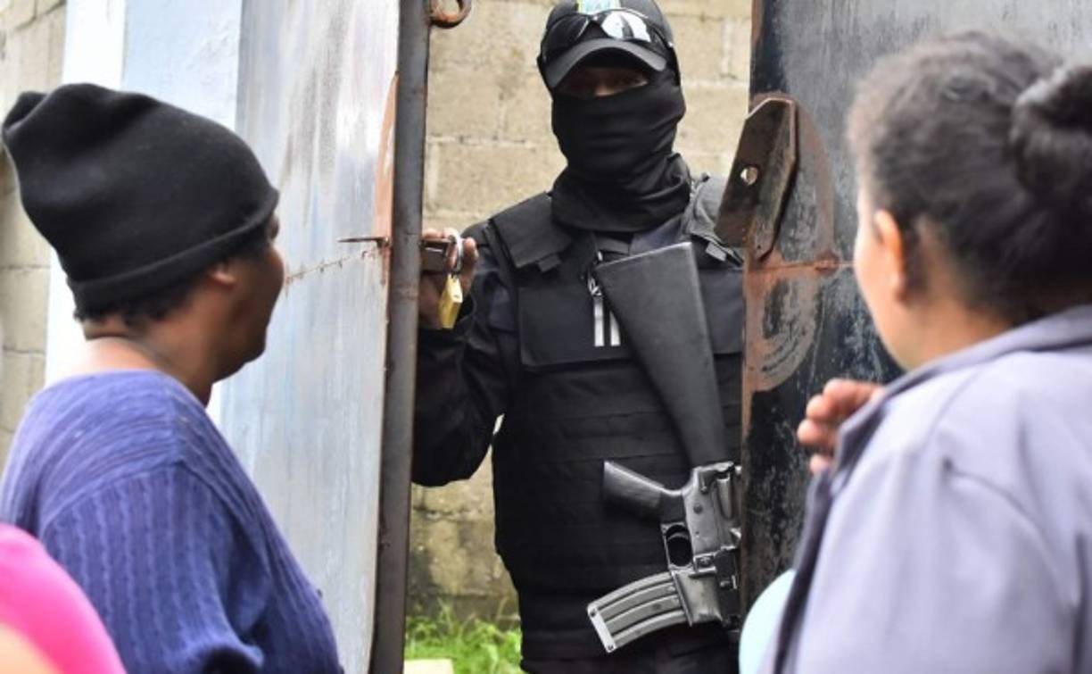 Desesperadas buscarona los elementos de seguridad de la cárcel de máxima seguridad para que les dieran todos los detalles sobre las identidades de sus familiares.