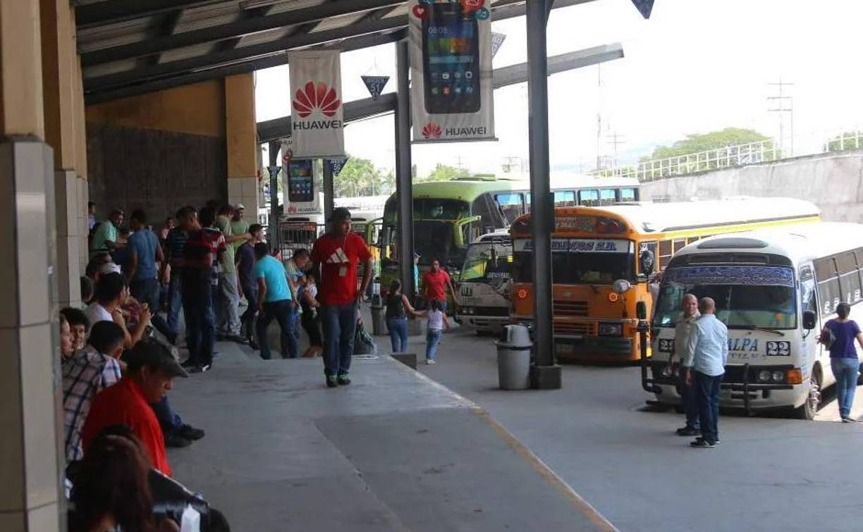 El Gobierno y el transporte público en sus diferentes modalidades llegaron a una serie de acuerdos para poner fin a la crisis en el rubro. 