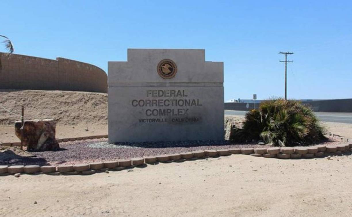 Se les permite realizar llamadas telefónicas de hasta 30 números aprobados, estas están restringidas a 15 minutos por llamada y cinco horas por mes. Los reclusos pagan sus llamadas telefónicas a través de sus cuentas fiduciarias. Foto cortesía