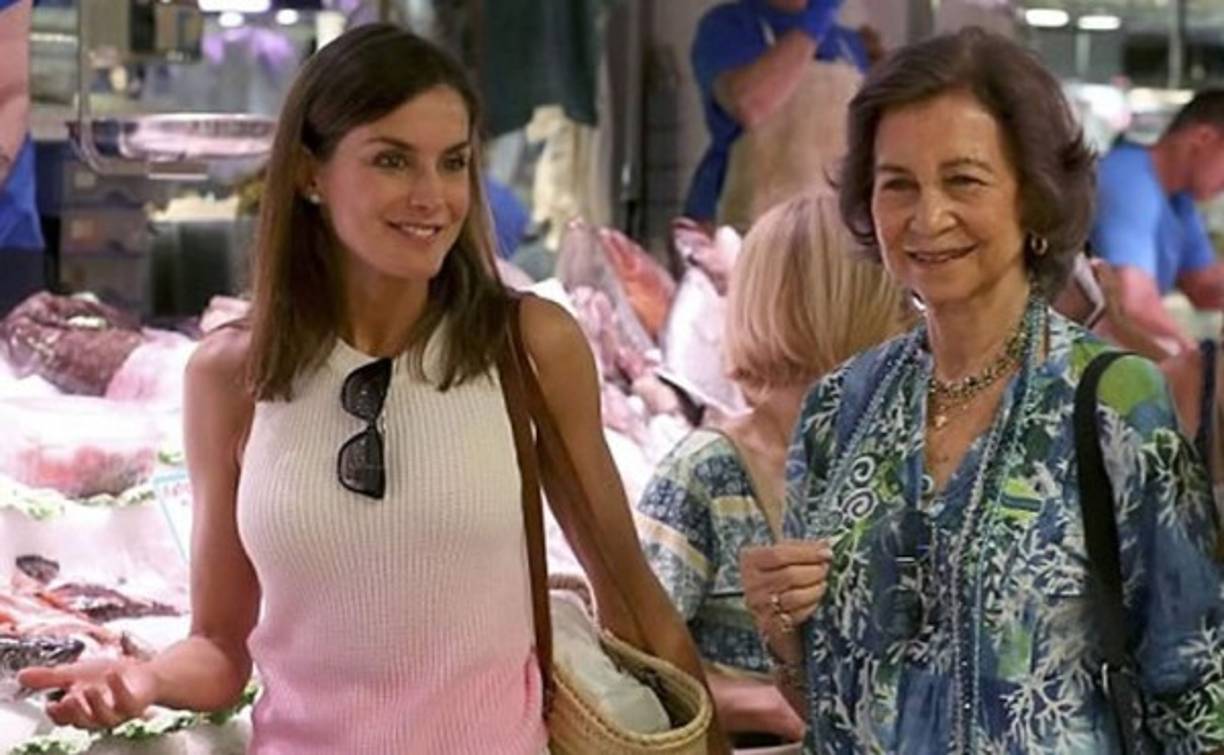 A tres meses del desplante que le hizo a sus suegra el pasado 'Domingo de Resurrección', Letizia se dejó ver junto a la reina madre en una tarde atípica, según los medios españoles.<br/>