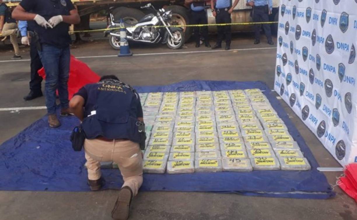 Las autoridades hondureñas buscan al conductor del camión, de matrícula guatemalteca, porque huyó 'al percatarse de la operación' policial, dijo el portavoz de la Policía Nacional en San Pedro Sula (norte), Marlon Miranda.