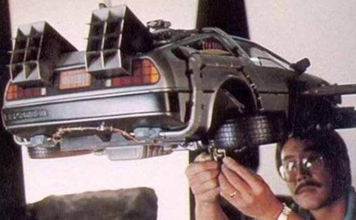 A propósito de la esperada fecha en la que Marty McFly llega al futuro en la segunda parte de 'Volver al Futuro', vea una peculiar galería de imágenes en las que se aprecia cómo se filmaron las más icónicas escenas de la saga.