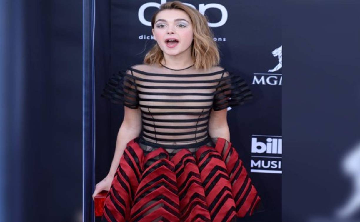 Kiernan Shipka, joven actriz que interpreta a Sabrina, sorprendió a todos los presentes en la alfombra roja de los Billboard Music Awards 2019 que viene llevándose a cabo en MGM Grand Garden Arena en Las Vegas, Estados Unidos.