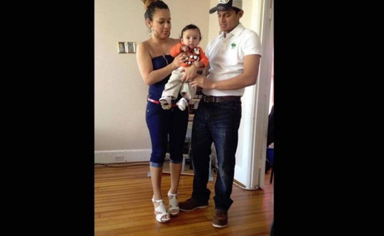 'Cuatro años de novios en Honduras y hoy años de vivir en USA. Fue mi único novio y hoy es el padre de nuestro angelito. Se vino prometiendo volver para que tuviéramos una vida mejor, pero mi amor fue tan grande que atravesé fronteras para estar juntos ¡Valió la pena! -Ednita Alemán