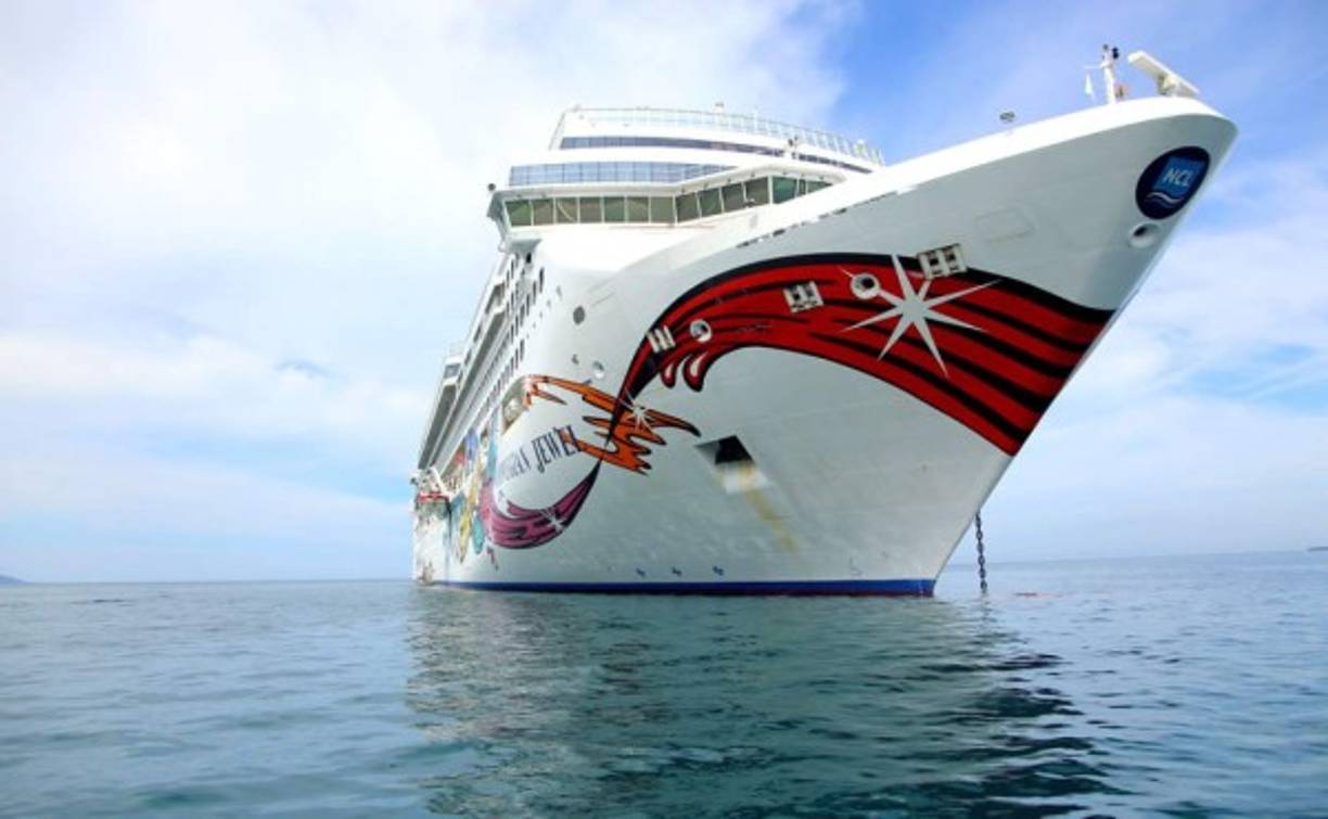 El crucero La Joya Noruega a su llegando a la bahía de Trujillo, Colón.