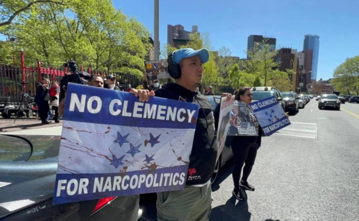 Tan solo tres meses y dos semanas después de que Xiomara Castro tomara posesión como presidenta de Honduras en sustitución de Hernández, el exmandatario se sentó hoy ante un juez, un hecho sin precedentes que ha conmocionado al país. 