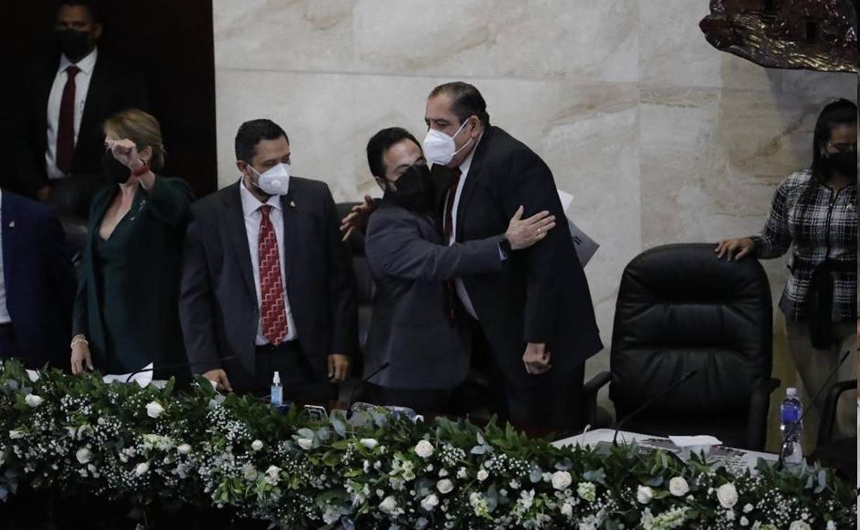 Agradeció a los diputados de Libre que apoyan a la presidenta electa “por honrar y ser leales al compromiso de su partido” para que él lidere hoy la junta directiva del Congreso Nacional.