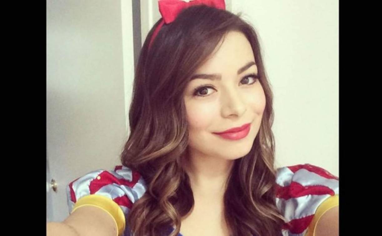 La cantante y actriz Miranda Cosgrove vistió el traje de Blancanieves.