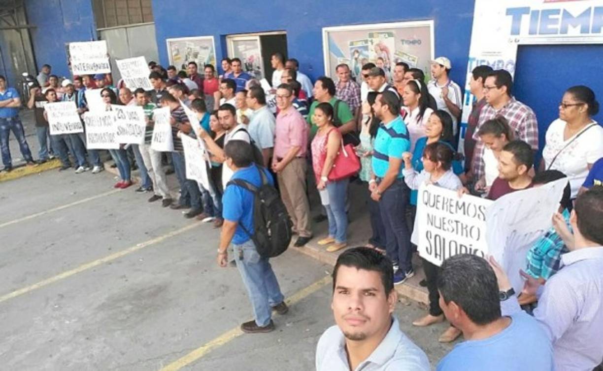 Empleados de diario Tiempo protestaron frente a las instalaciones del periódico de la familia Rosenthal en la primera calle de San Pedro Sula.