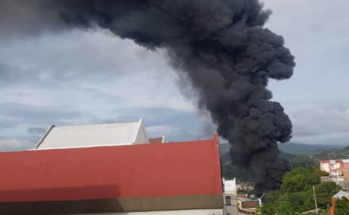 Debido a que la cisterna transportaba gasolina, el incendio provocó el fuego con rapidez.