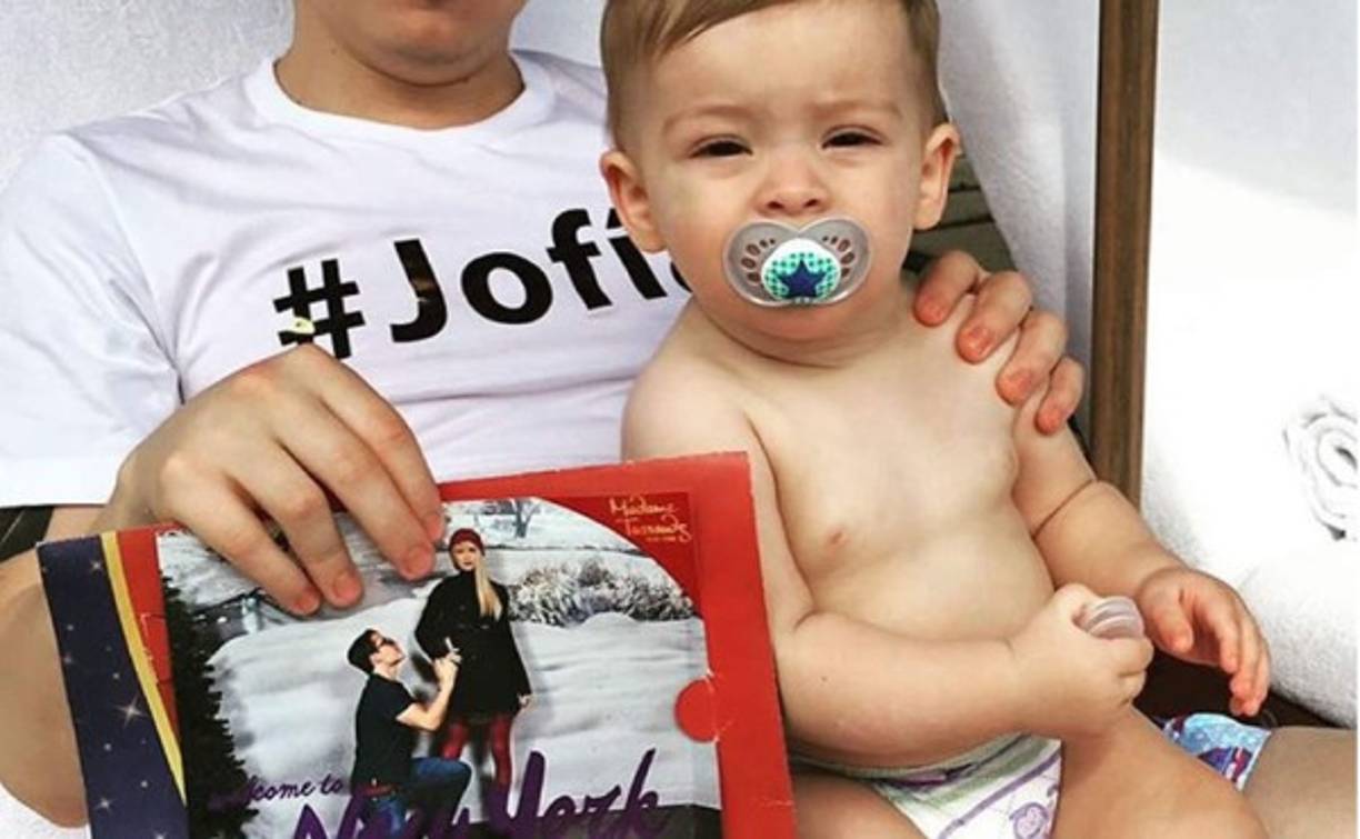 El sábado por la tarde, amigos y familiares tuvieron una pool party en las instalaciones del increíble hotel. Usaron unas divertidas camisas con el hashtag #Jofía (la unión de su nombre y el de su prometido).