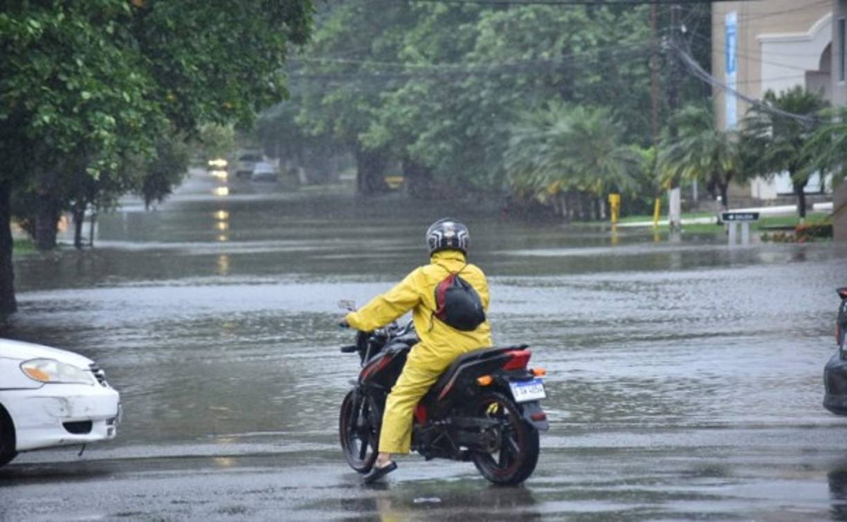 También hubo pasos incomunicados, sectores sin energía eléctrica y calles anegadas.