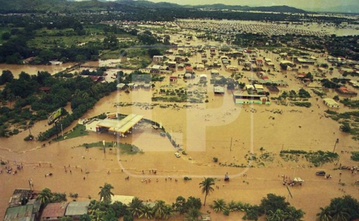 El huracán Mitch fue uno de los ciclones tropicales más poderosos y mortales que se han visto en la era moderna, teniendo una velocidad máxima de vientos sostenidos de 290 km/h 320 km/h.